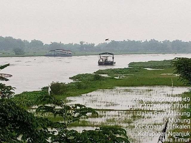 Baling-baling kapal rusak menyebabkan kecelakaan perahu penyeberangan di Ngajuk, Jawa Timur. (Foto: Polres Jombang)