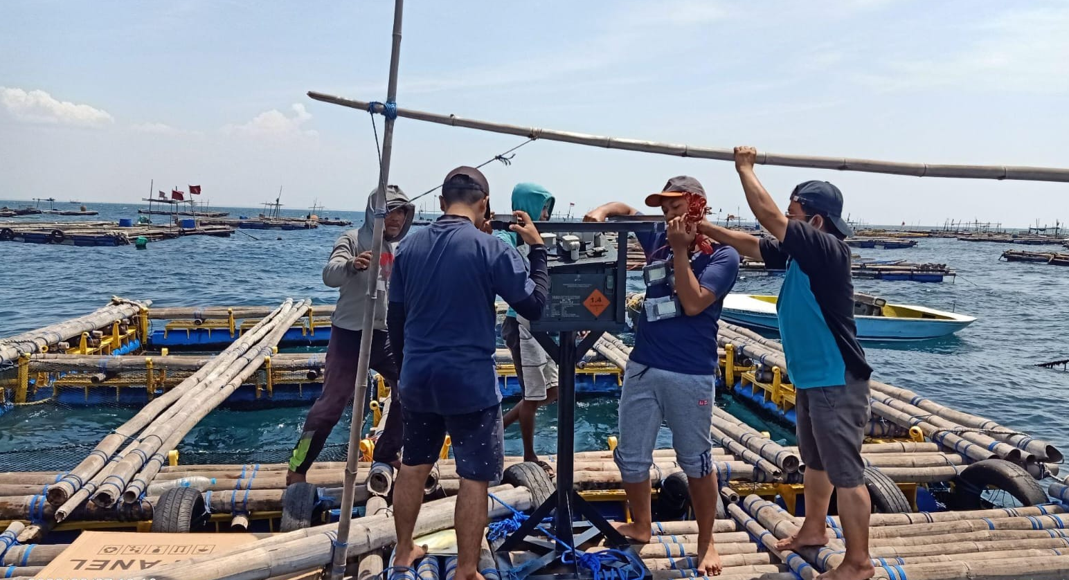 Pemasangan alat monitoring keramba jaring apung bertenaga surya di Gili Ketapang, Probolinggo (Foto: Humas UB)