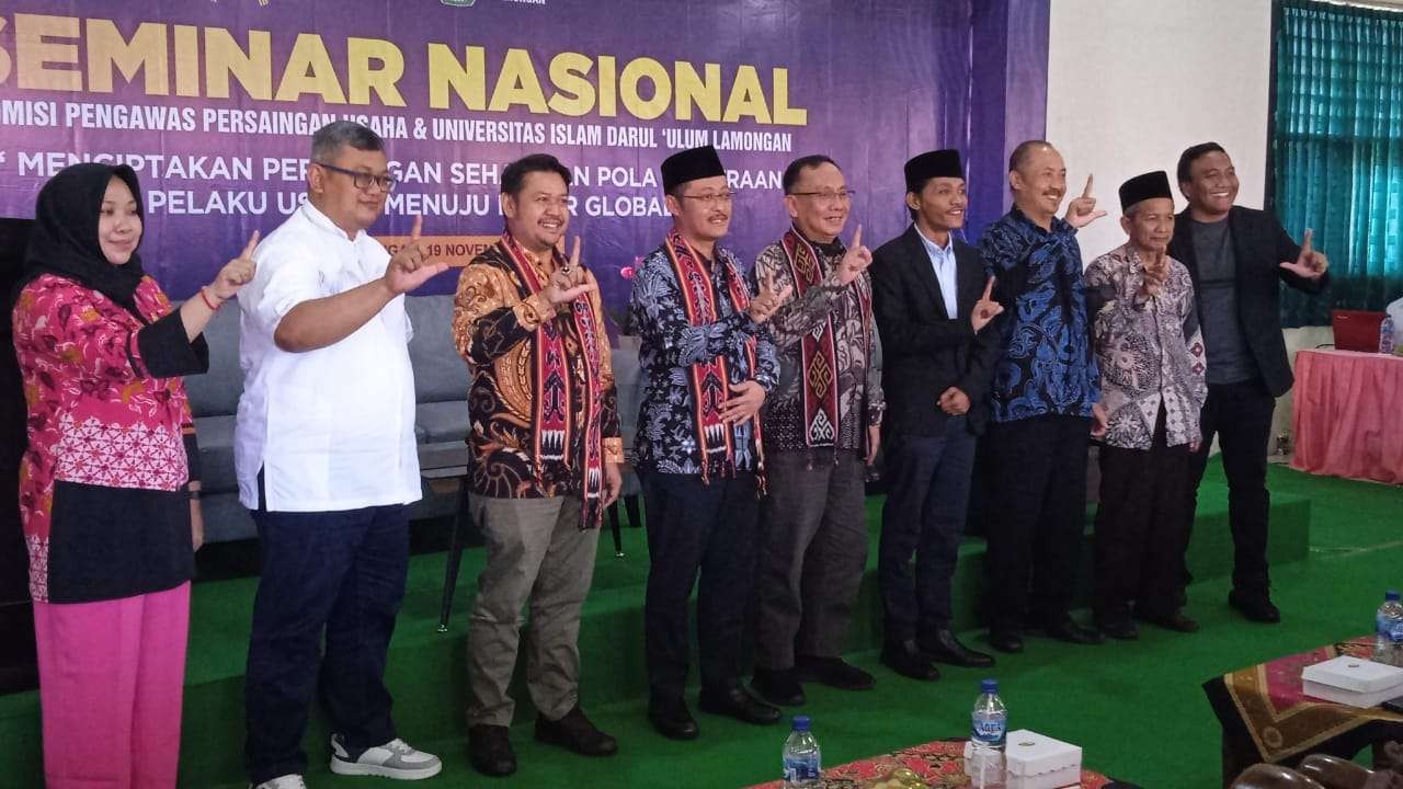 Ketua KPPU M Afif Hasbullah (nomor empat dari kiri) saat foto bersama rektor dan nara sumber seminar nasional di Unisda Lamongan. (Foto: Imron Rosidi/Ngooibareng.id)