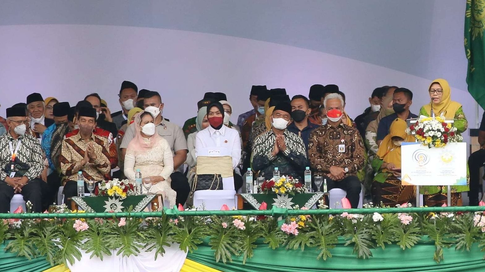 Ketua Umum Pimpinan Pusat ‘Aisyiyah Siti Noordjannah Djohantini saat menyampaikan tema Muktamar ‘Aisyiyah, “Perempuan Berkemajuan Mencerahkan Peradaban Bangsa”. (Foto: asmanu/Ngopibareng.id)