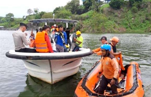 Anggota gabungan BPBD Situbondo, Basarnas Banyuwangi, dan TNI-Polri menemukan pemancing Bondowoso tewas tenggelam di Waduk Bajulmati Situbondo. (Foto: BPBD Situbondo)