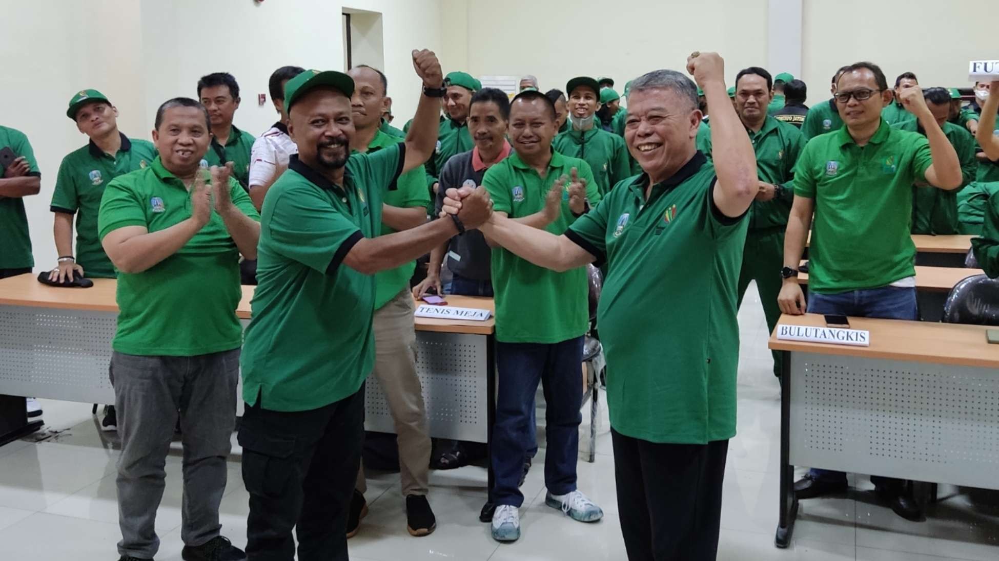 Komandan Kontingen Jatim, Kusnadi saat memotivasi seluruh atlet Porwanas Jatim di Gedung PWI Jatim, Surabaya, Sabtu 19 November 2022. (Foto: Fariz Yarbo/Ngopibareng.id)