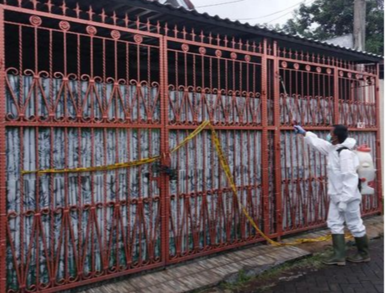 Jenazah satu keluarga di Kalideres, Jakarta Barat, diperiksa di RS Polri Sukanto di Kramatjati, Jakarta Timur. Kondisi rumah disemprot disinfektan oleh petugas. (Foto: Istimewa)