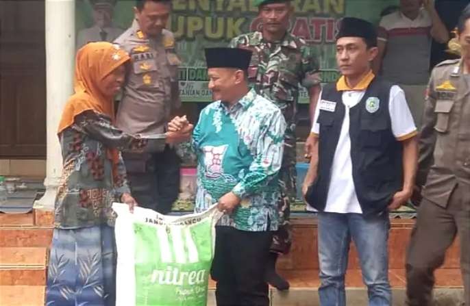 Bupati Situbondo, Karna Suswandi memberikan bantuan pupuk urea non subsidi gratis kepada petani.(foto:guido saphan/ngopibareng.id)