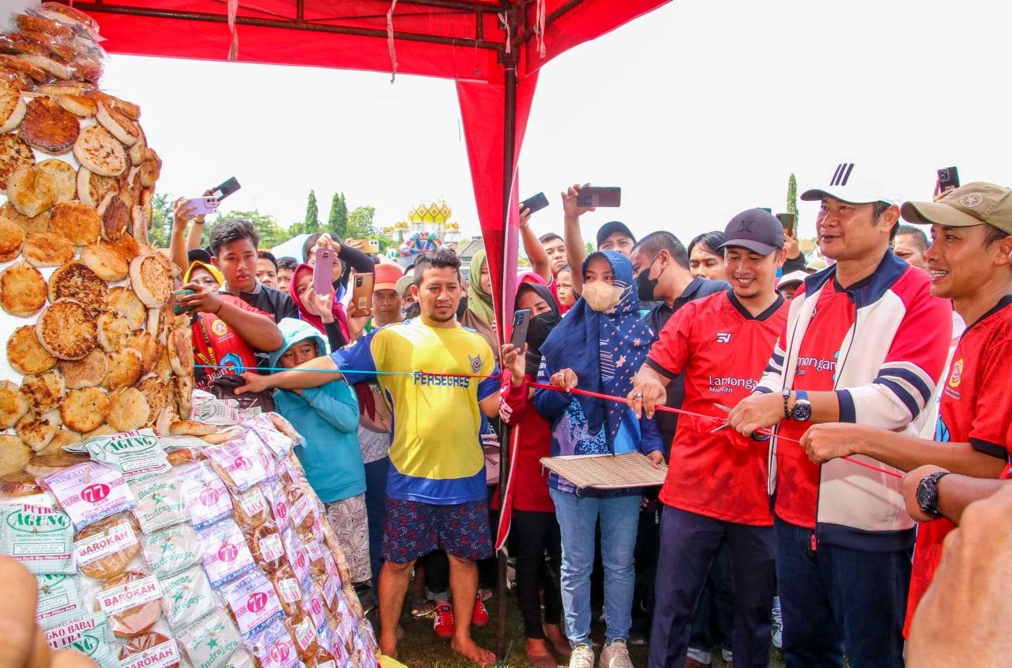 Bupati Lamongan saat membuka acara Festival Gunungan 1001 Wingko Babat (Foto: dok. Dinas Kominfo Lamongan)