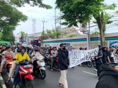 Ratusan Aremania saat menggelar aksi damai di kawasan Soekarno-Hatta Kota Malang (Foto: Lalu Theo/Ngopibareng.id)