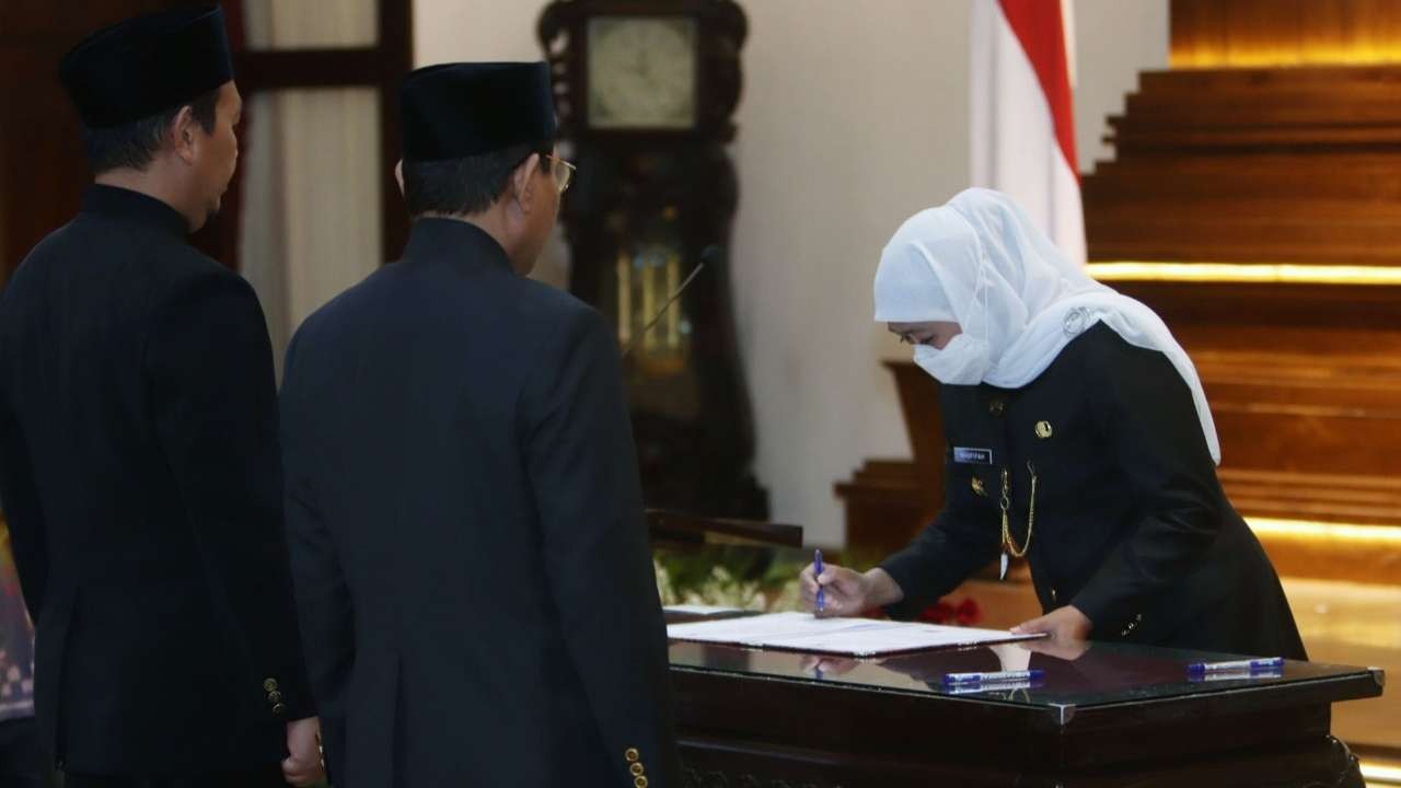 Gubernur Jatim, Khofifah Indar Parawansa saat melantik 19 pejabat di Gedung Negara Grahadi, Surabaya, Minggu 20 November 2022. (Foto: Fariz Yarbo/Ngopibareng.id)