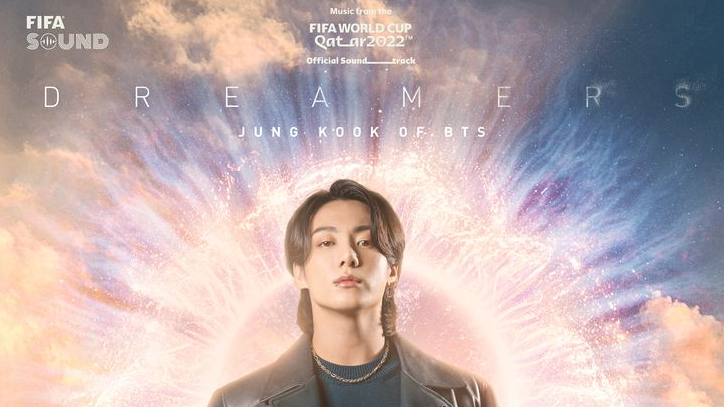 Jungkook BTS membawakan lagu resmi Piala Dunia 2022 Qatar sekaligus tampil di pembukaannya di Stadion Al Bayt Qatar, Minggu 20 November 2022. (Foto: FIFA Sound)