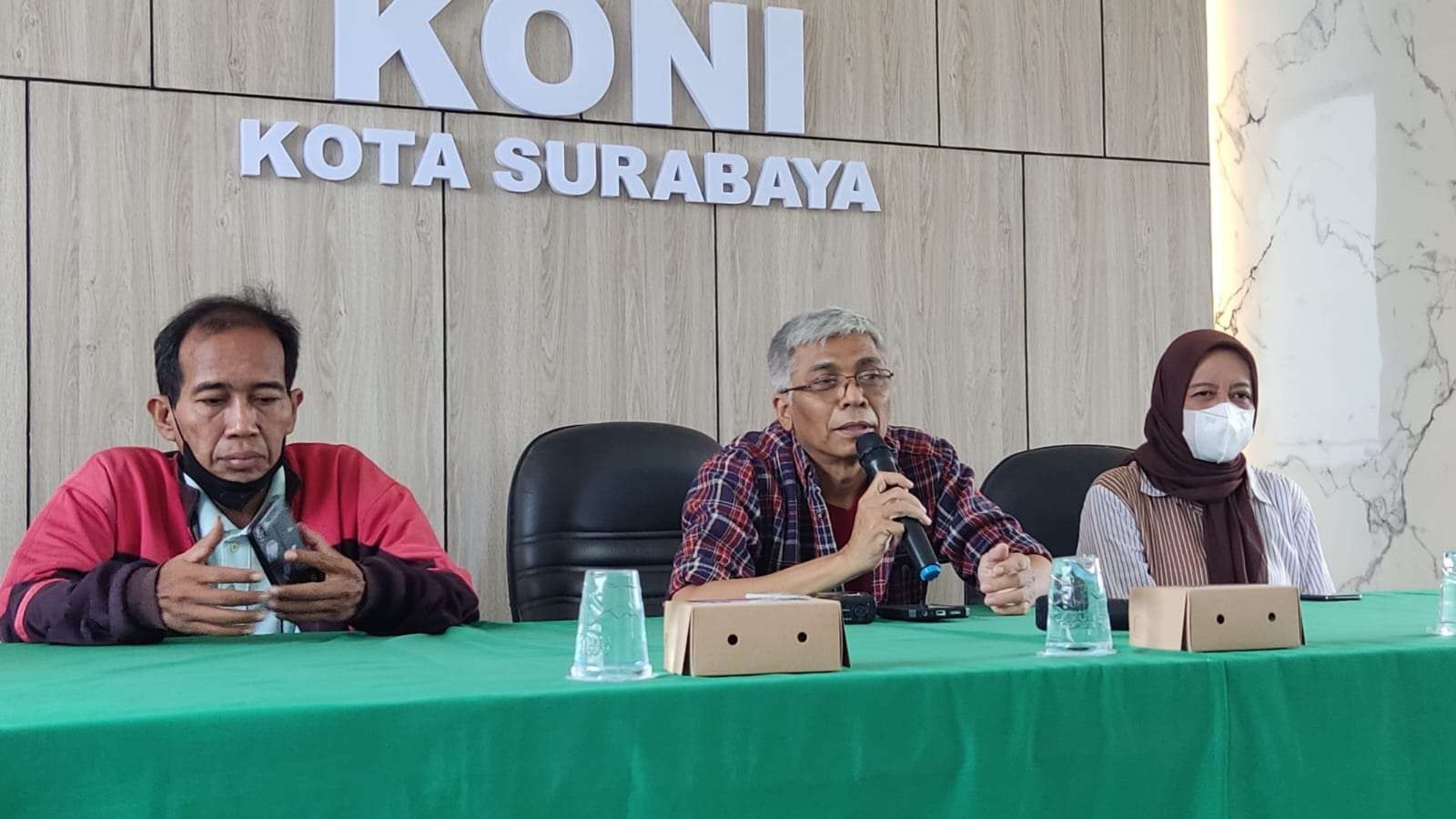 Ketua Panitia Malam Anugerah Olahraga (MAO) dan Surabaya Sport Expo, Arief Sosiawan (tengah), saat menjelaskan terkait kegiatannya di Gedung KONI Surabaya, Minggu 20 September 2022. (Foto: Fariz Yarbo/Ngopibareng.id)