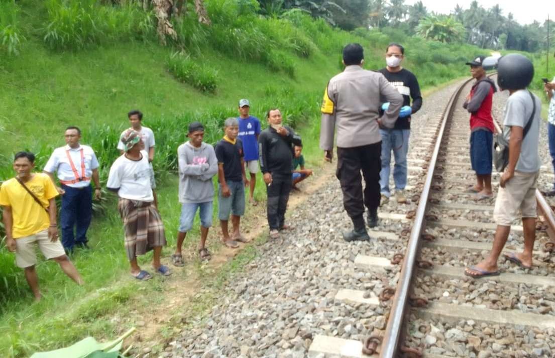 Petugas kepolisian mendatangi lokasi kejadian untuk mengevakuasi korban. (Foto: Istimewa)