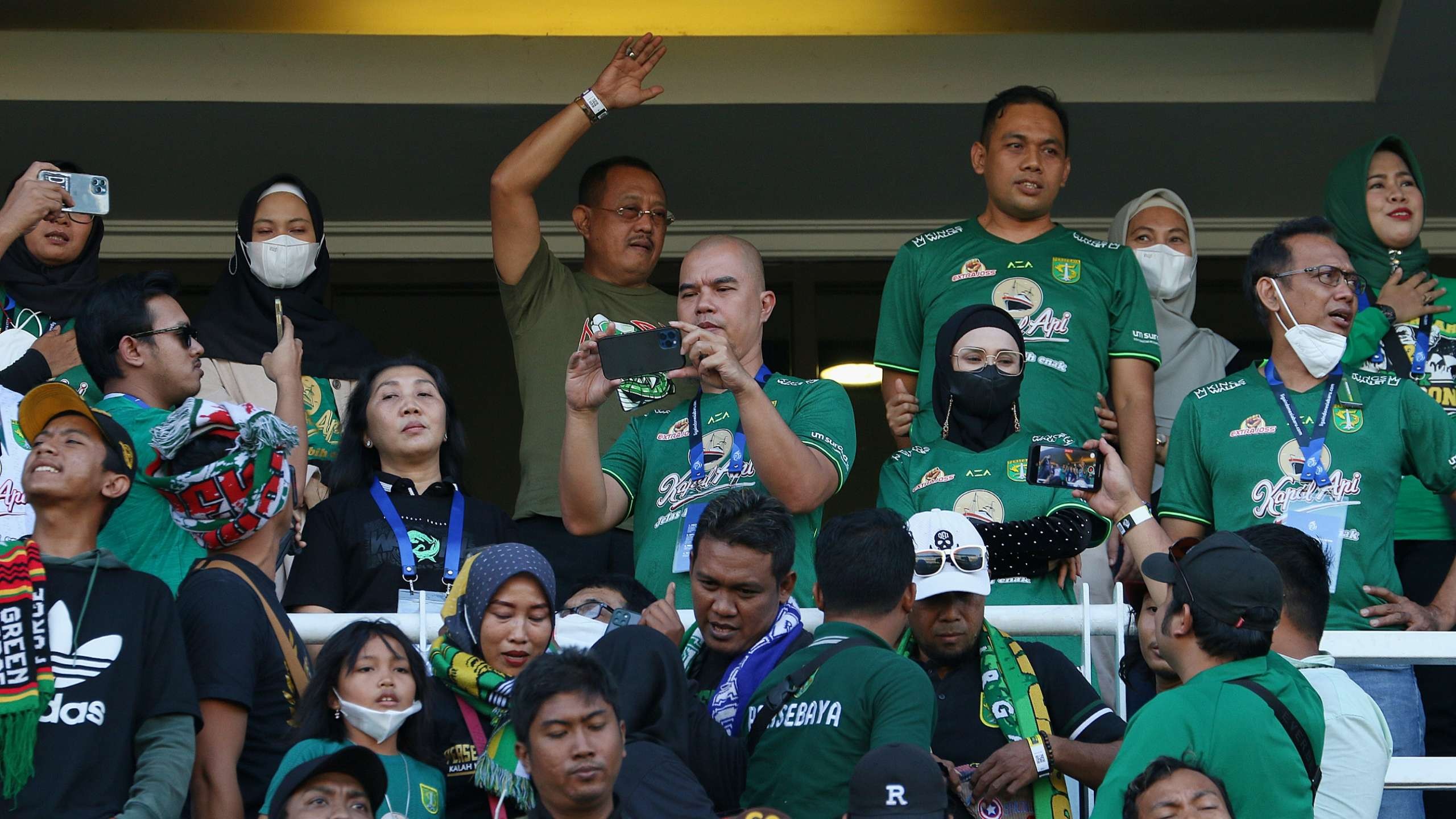 Musisi Ahmad Dhani bersama istri Mulan Jamela saat menyaksikan laga Persebaya di Surabaya. (Foto: Fariz Yarbo/Ngopibareng.id)