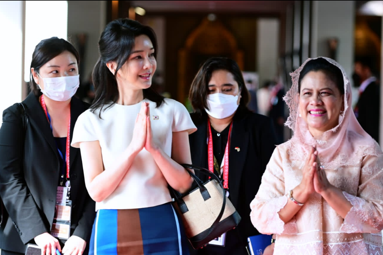 Ibu Negara Iriana Jokowi bersama first lady Korea Selatan Kim Keon-hee (Madam Kim) di KTT G20. (Foto: Setpres)