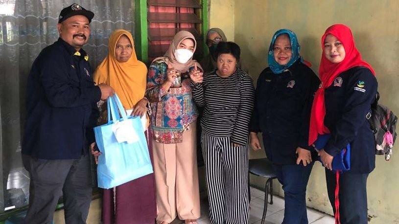 Koordinator Tenaga Kesejahteraan Sosial Kecamatan (TKSK) Gresik H Sumangat (kiri) bersama masyarakat. (Foto: imam kusnin)