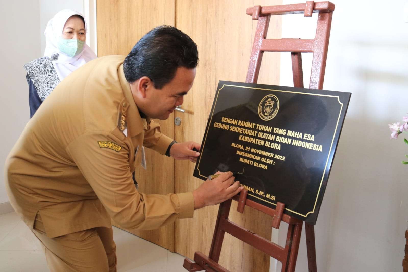 Bupati Blora Arief Rohman tanda tangani prasasti gedung IBI Blora. (Foto: Humas Pemkab Blora)