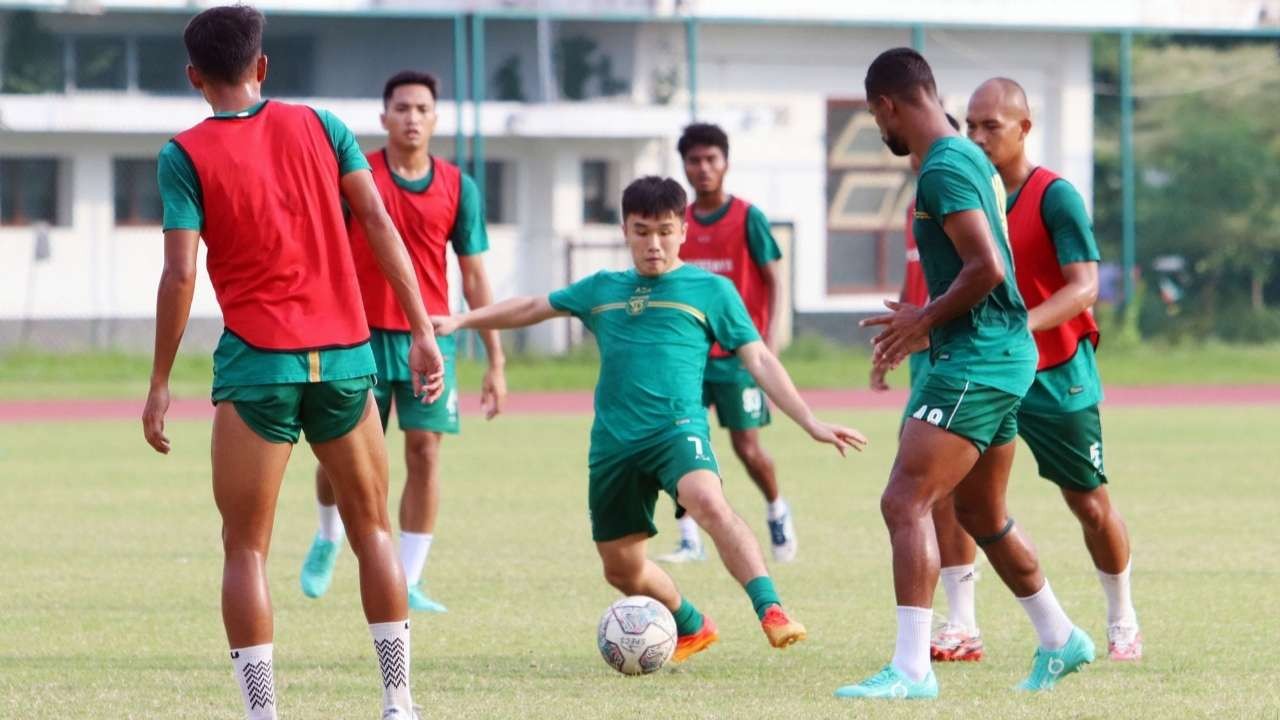 Sebastian Ongkowijaya (tengah) saat menjalani trial bersama tim Persebaya di Lapangan Thor, Surabaya, Senin 14 November 2022. (Foto: Fariz Yarbo/Ngopibareng.id)