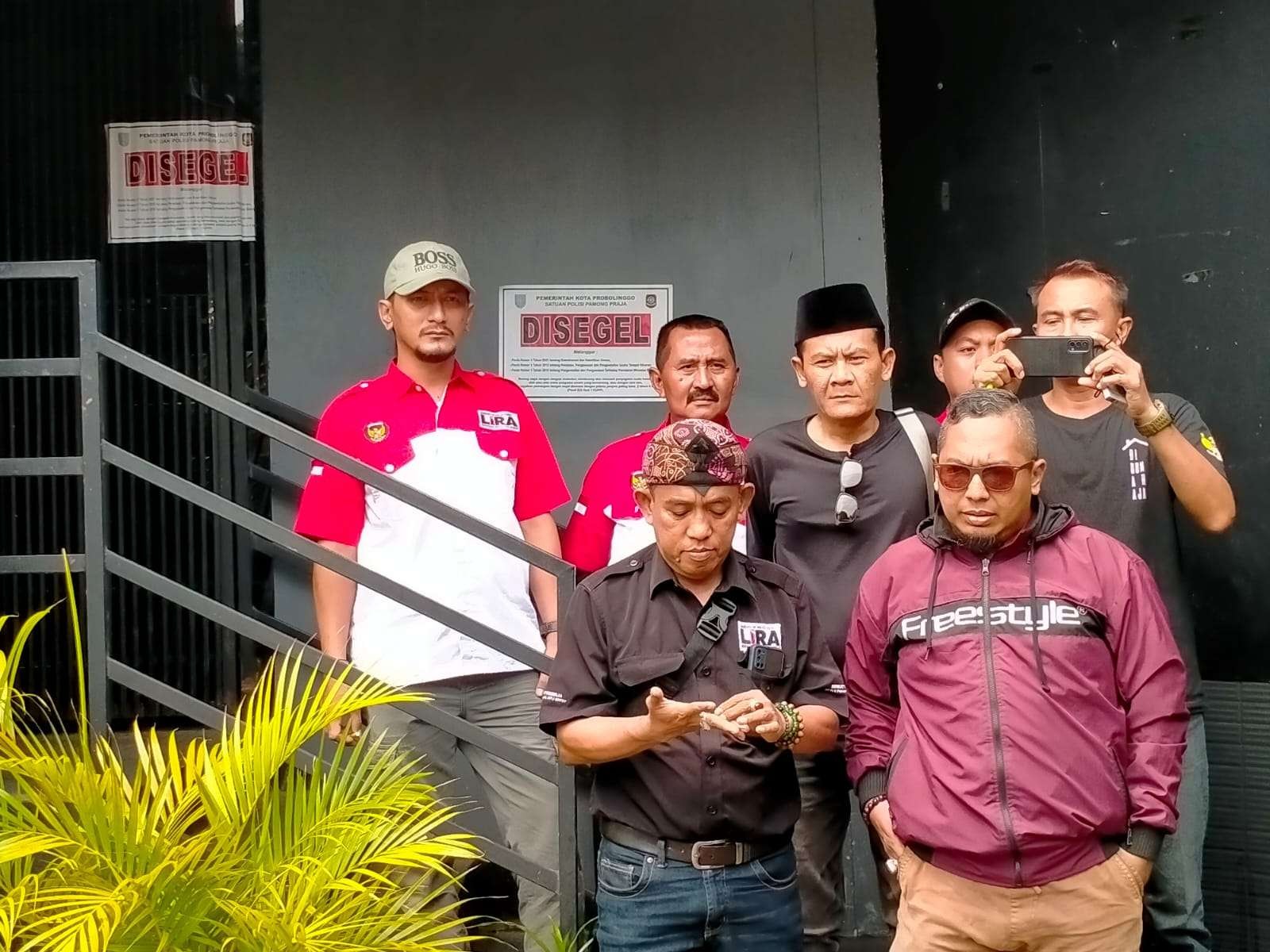 Karaoke 88 di kompleks Hotel Tampiarto Plaza, Jalan Suroyo, Kota Probolinggo yang disegel Satpol PP. (Foto: Ikhsan Mahmudi/Ngopibareng.id)