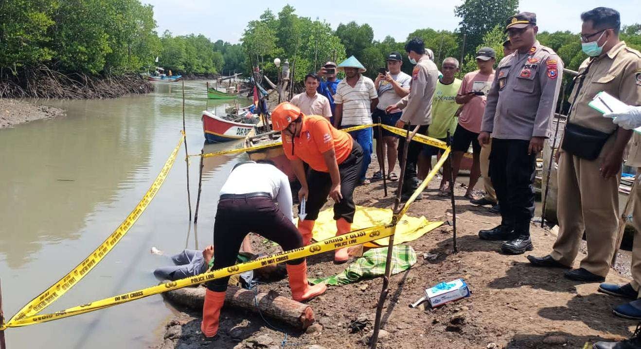 Petugas Polsek Tegaldlimo bersama tim inafis mengevakuasi korban (foto: istimewa)