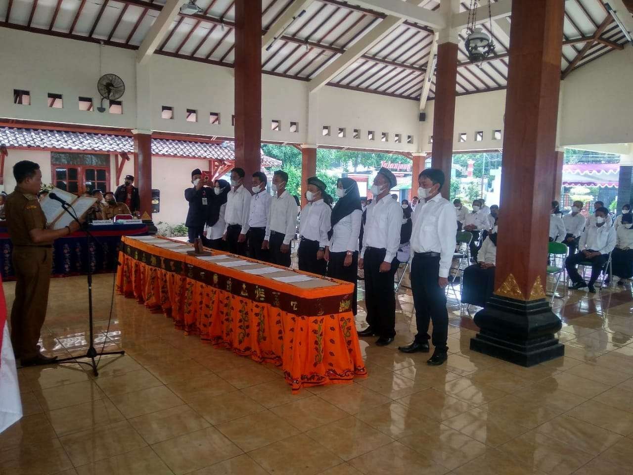 Pelantikan perangkat desa di Pendopo Kantor Kecamatan Cepu pada akhir Januari 2022 lalu. (Foto: Ahmad Sampurno/ Ngopibareng.id)