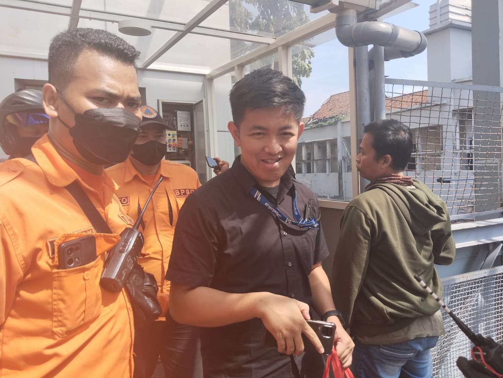 Korban yang terjebak di lift JPO jalan Tunjungan saat berhasil keluar dari lift dengan selamat. (Foto: dok BPBD Surabaya)