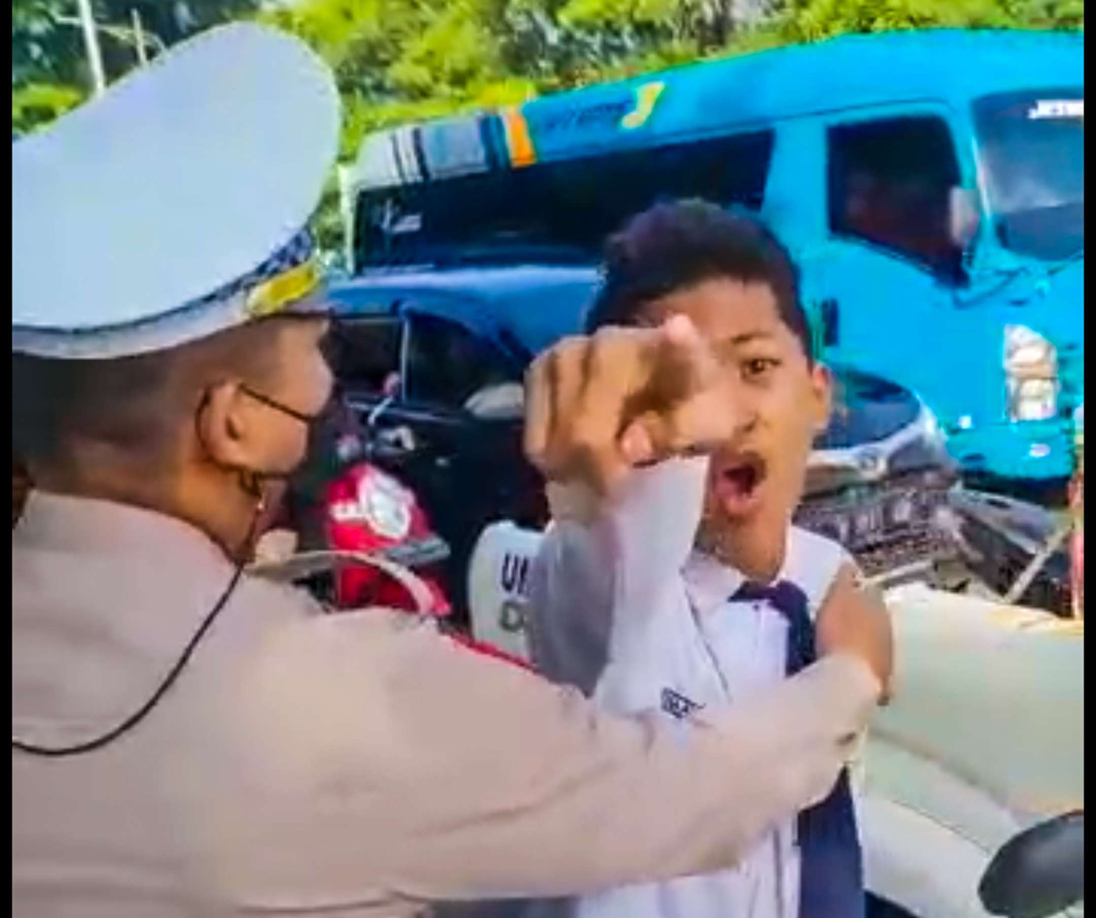 Pelajar SMP mengamuk saat ditegur polisi karena tidak memakai helm. (Foto: Aini Arifin/Ngopibareng.id)