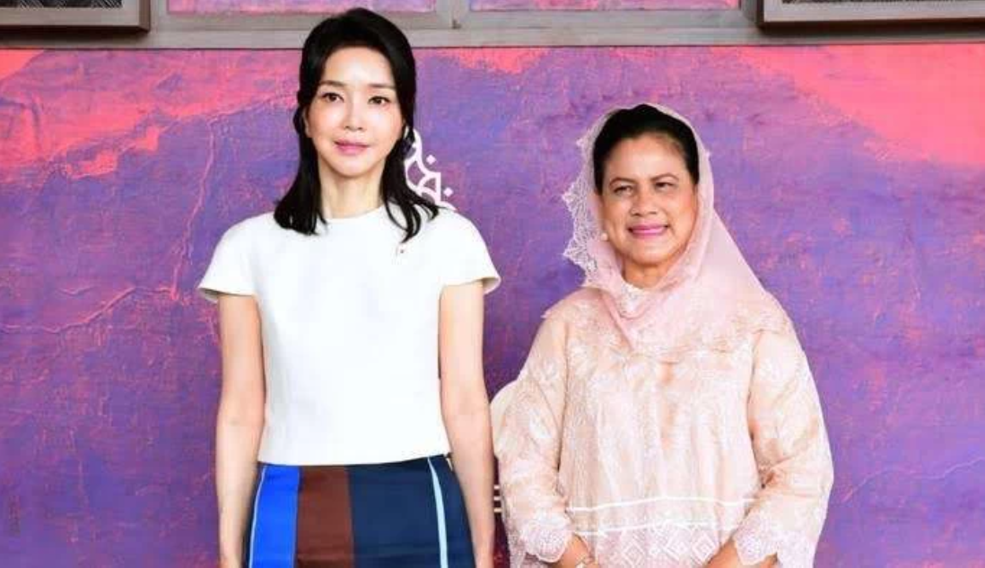 Foto Iriana Joko Widodo dan Ibu Negara Korea Selatan Kim Keon-hee (Madam Kim) di KTT G20. (Foto: Setpres)