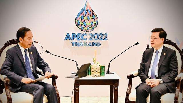 Presiden Jokowi bertemu Chief Executive Daerah Adminitrasi Khusus Hong Kong, John Lee di sela pertemuan pemimpin ekonomi APEC di Queen Sirikit National Convention Center, Bangkok, Jumat, 18 November 2022. Lee positif COVID-19. Presiden Jokowi dipastikan sehat. (Foto: Biro Pers Sekretariat Presiden)