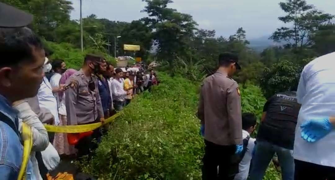 Evakuasi jenazah mayat dibungkus karpet. (Foto: Istimewa)