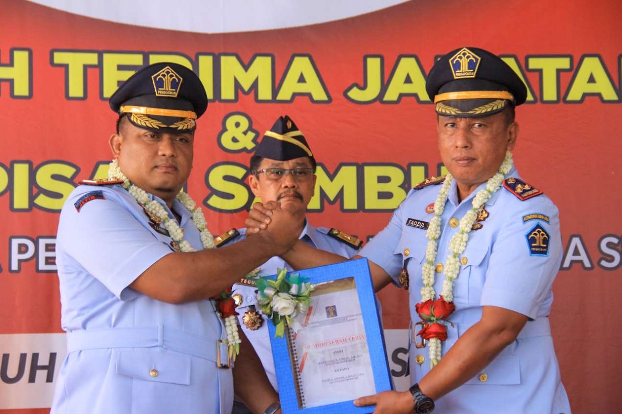 Teguh Pamuji (kiri) serahkan tongkat kepemimpinan Lapas Sidoarjo kepada Faozul Ansori (kanan). (Foto: Aini Arifin/Ngopibareng.id)