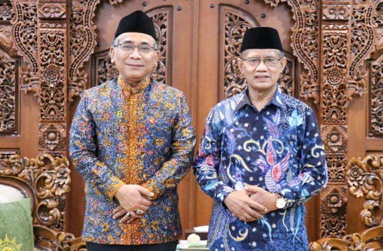 Gus Yahya dan Haedar Nashir, seling memberi semangat NU dan Muhammadiyah. (Foto: dok/Ngopibareng.id)