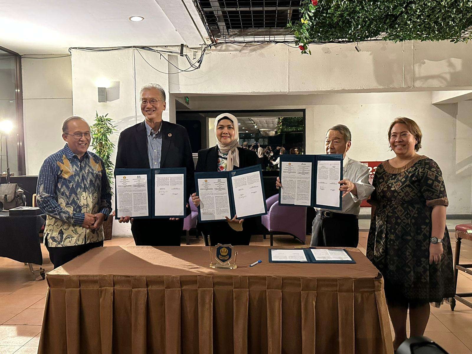 KBRI Tokyo memfasilitasi MoU Institut Pembangunan Jawa Barat Universitas Padjajaran (INJABAR UNPAD) dengan Reuna Co. Ltd dan Asia Mining Development. (Foto: Dokumentasi KBRI Tokyo)