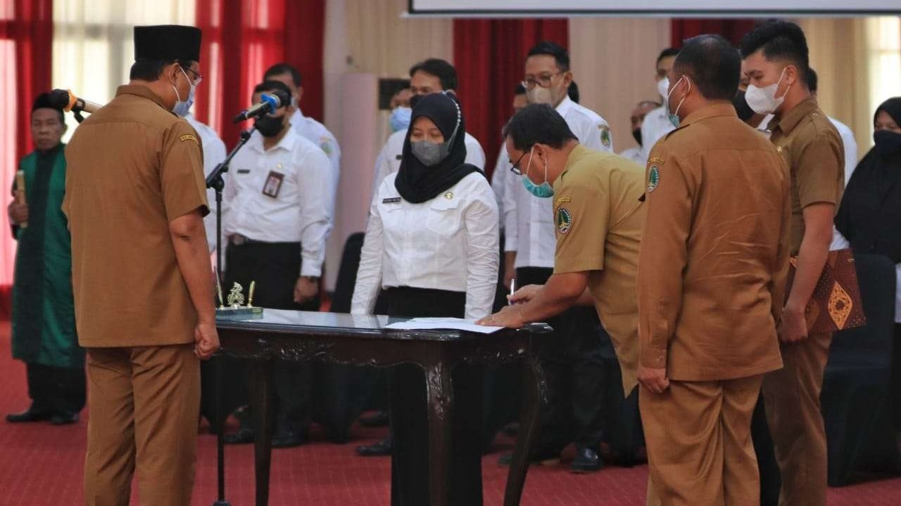 Walikota Pasuruan Saifullah Yusuf (Gus Ipul) melantik pejabat fungsional hasil penyetaraan jabatan dalam rangka penyesuaian jabatan fungsional di lingkungan pemerintah Kota Pasuruan tahun 2022 sebanyak 34 orang di Gedung Gradika, Selasa, 21 November 2022. (Foto: Pemkot Pasuruan)