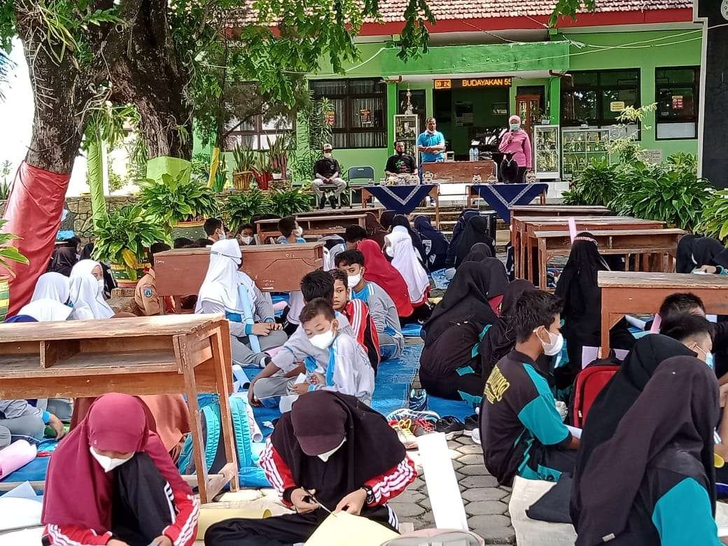 Belajar membuar kerajinan dari kertas (foto: Dokumen Yadi)