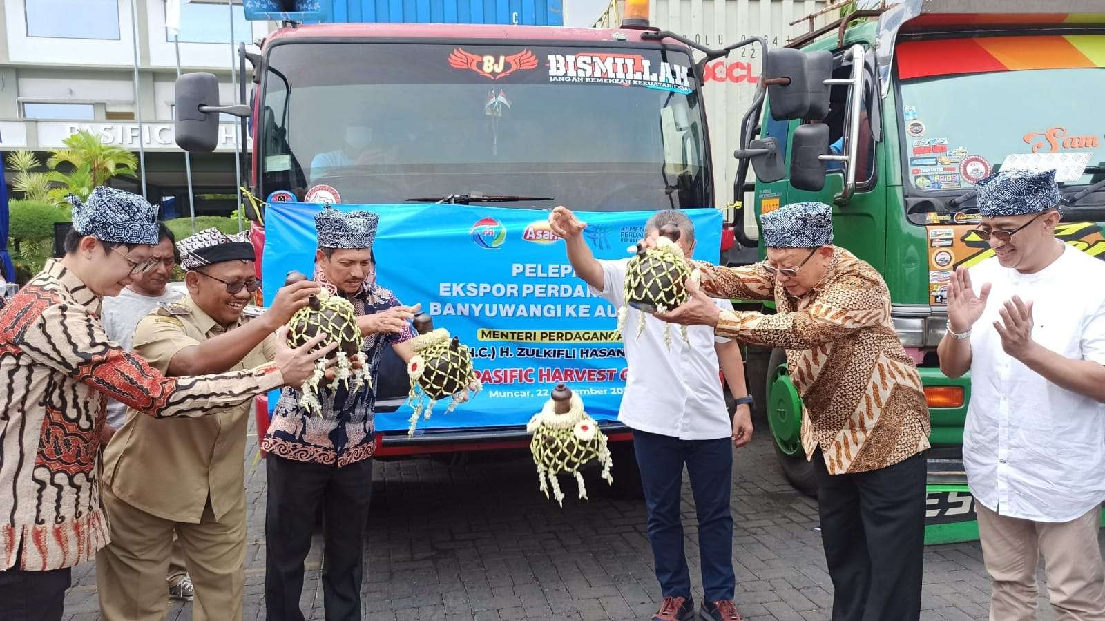 Menteri Perdagangan Zulkifli Hasan bersama Wakil Bupati Banyuwangi memecahkan kendi saat melepas ekspor perdana sarden ke Australia (foto: Muh Hujaini/Ngopibareng.id)