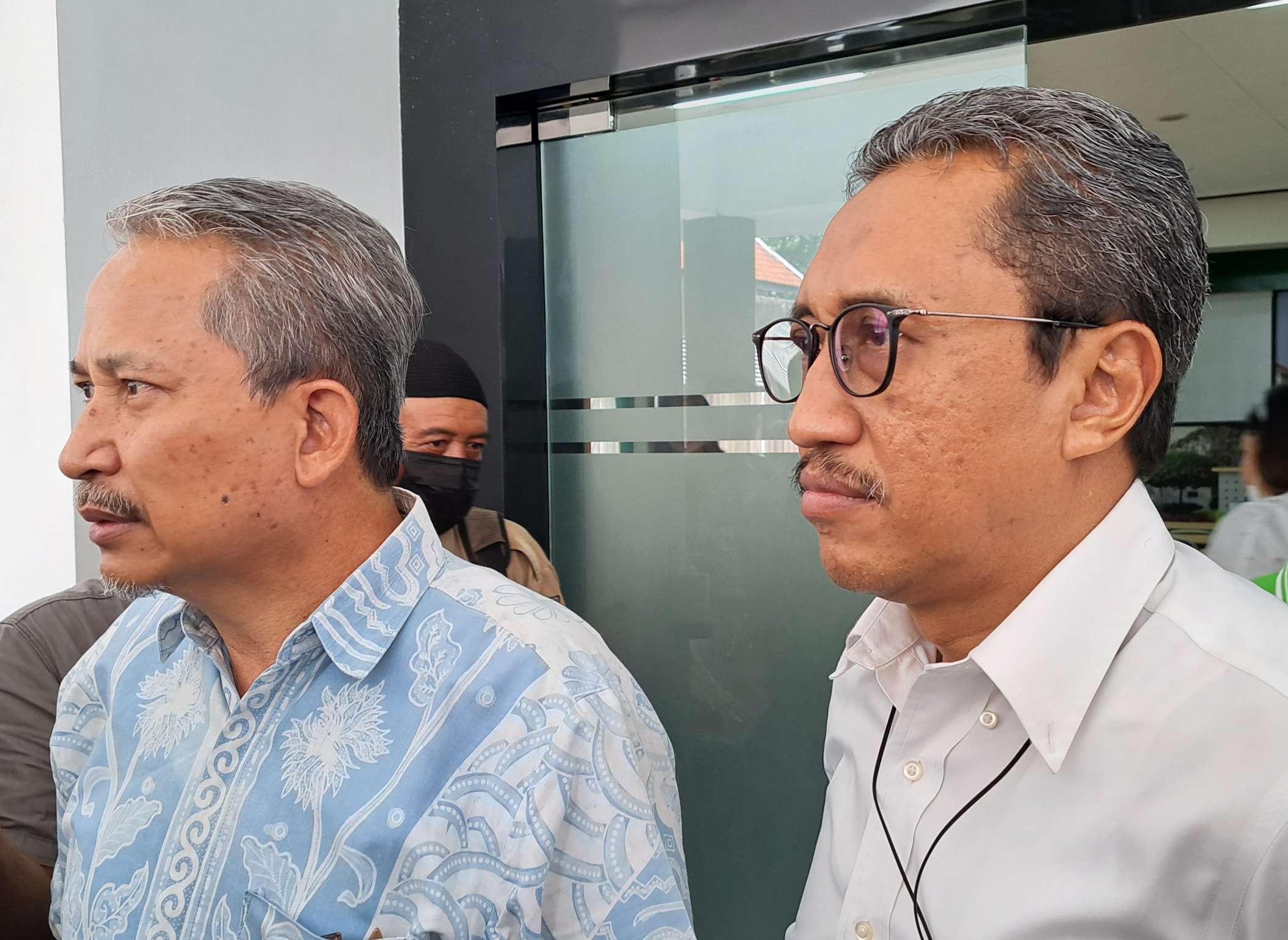 Guru Besar Institut Teknologi Sepuluh (ITS) Nopember Kota Surabaya, Prof. Joni Hermana bersama Direktur Utama PDAM Surya Sembada Arief Wisnu. (Foto: Pita Sari/Ngopibareng.id)