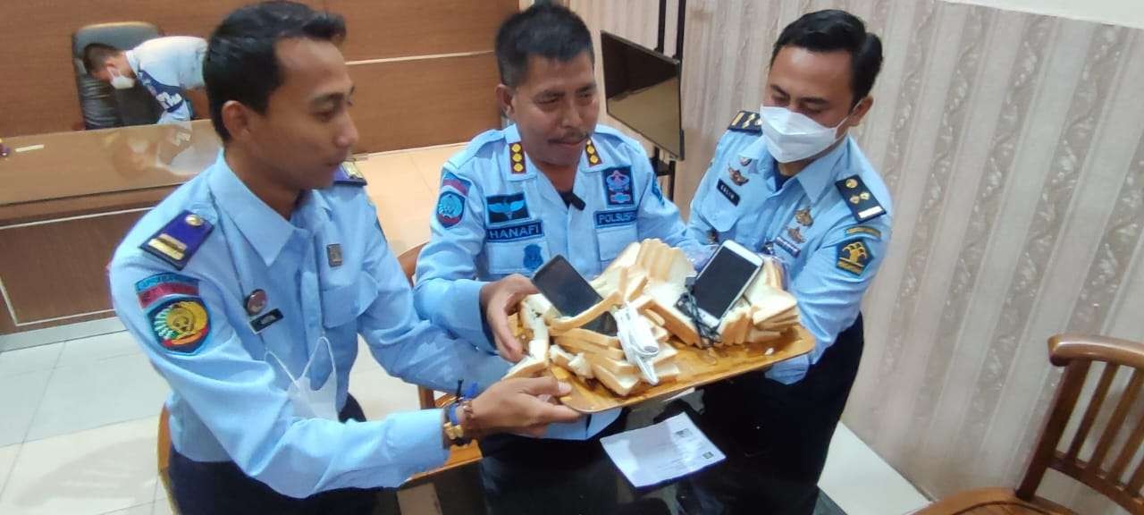 Salah satu napi kasus narkoba berinisial BGS tertangkap menyelundupkan handphone ke dalam lapas. (Foto: Fendhy Lesmana/Ngopibareng.id)