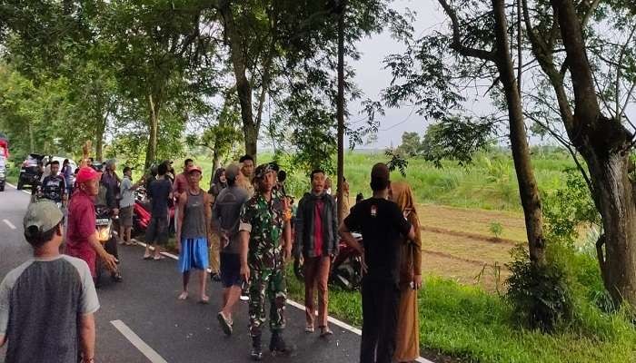 Warga turut menyaksikan proses evakuasi jasad Sekdes yang gantung diri (Foto: Istimewa)