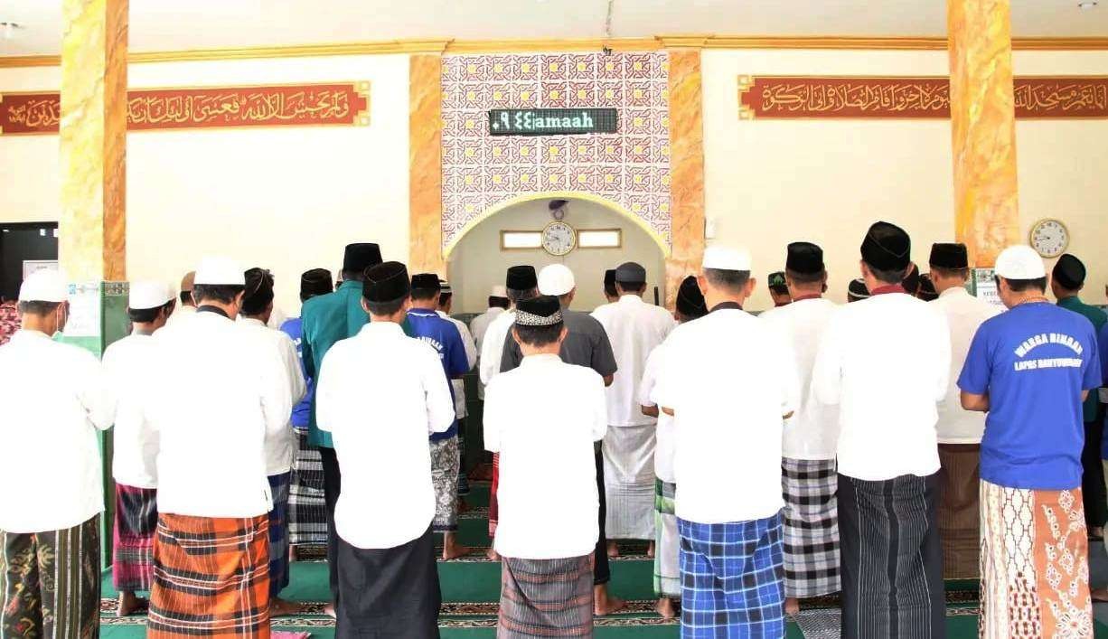 Pegawai dan warga binaan Lapas Banyuwangi melaksanakan salat Ghaib untuk korban gempa Cianjur. (Foto: Istimewa)