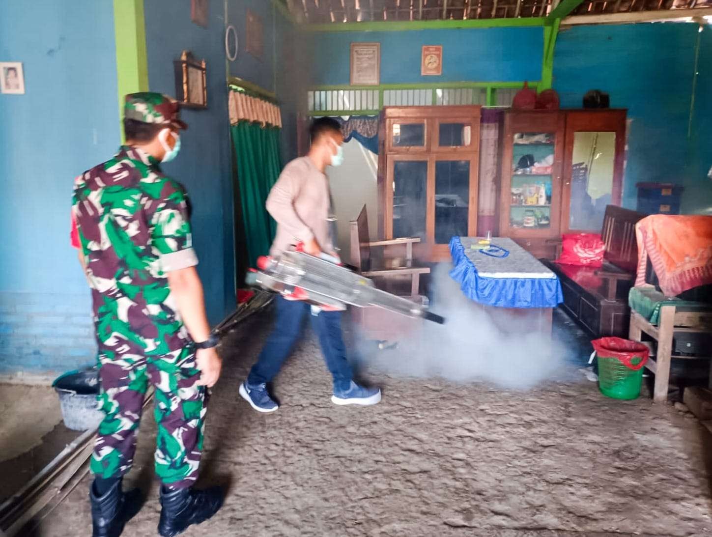 Bintara Pembina Desa (Babinsa) di Kecamatan Kedungadem dan petugas kesehatan melakukan fogging di rumah-rumah warga. (Foto: dok. Kodim Bojonegoro)