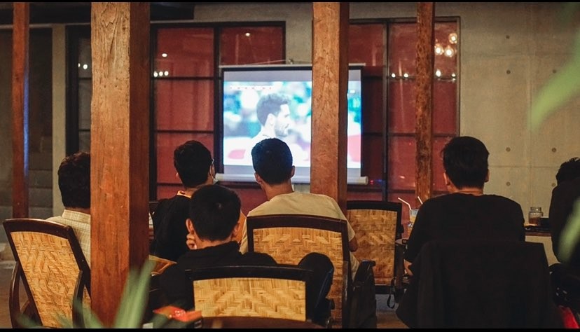 Suasana nonton bareng di Ngopibareng.id dan Ngopibarengbaradjawa (Foto: Ngopibarengbaradjawa)