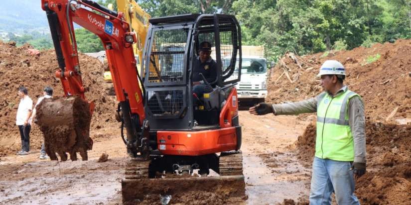 Salah satu arat berat yang digunakan untuk membuka jalan yang tertimbun longsor pascagempa Kabupaten Cianjur, Jawa Barat, Selasa (22/11). (Foto: dok Komunikasi Kebencanaan BNPB)