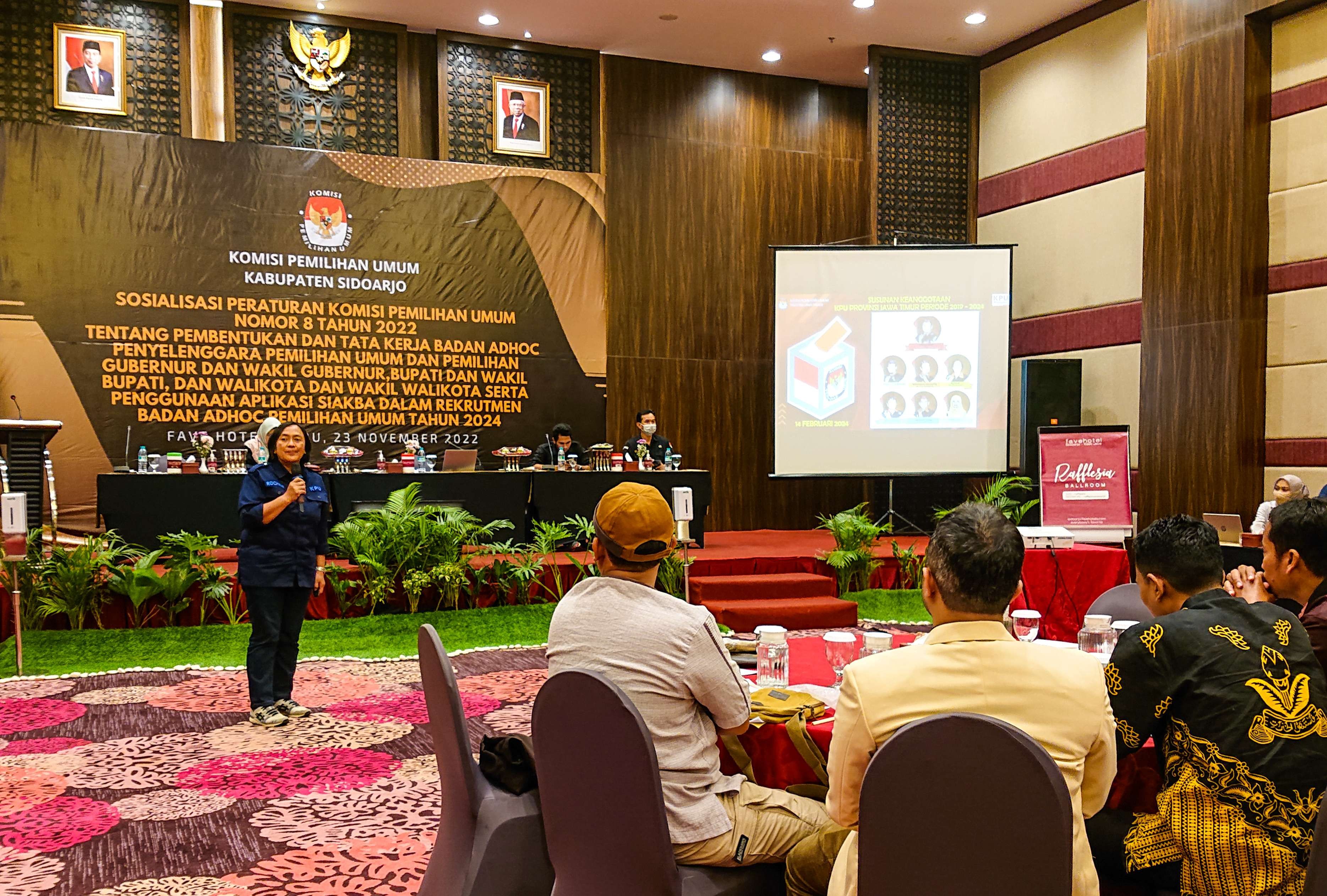 Rochani saat menjelaskan sosialisasi Pemilu 2024 (Foto: Aini/Ngopibareng.id)