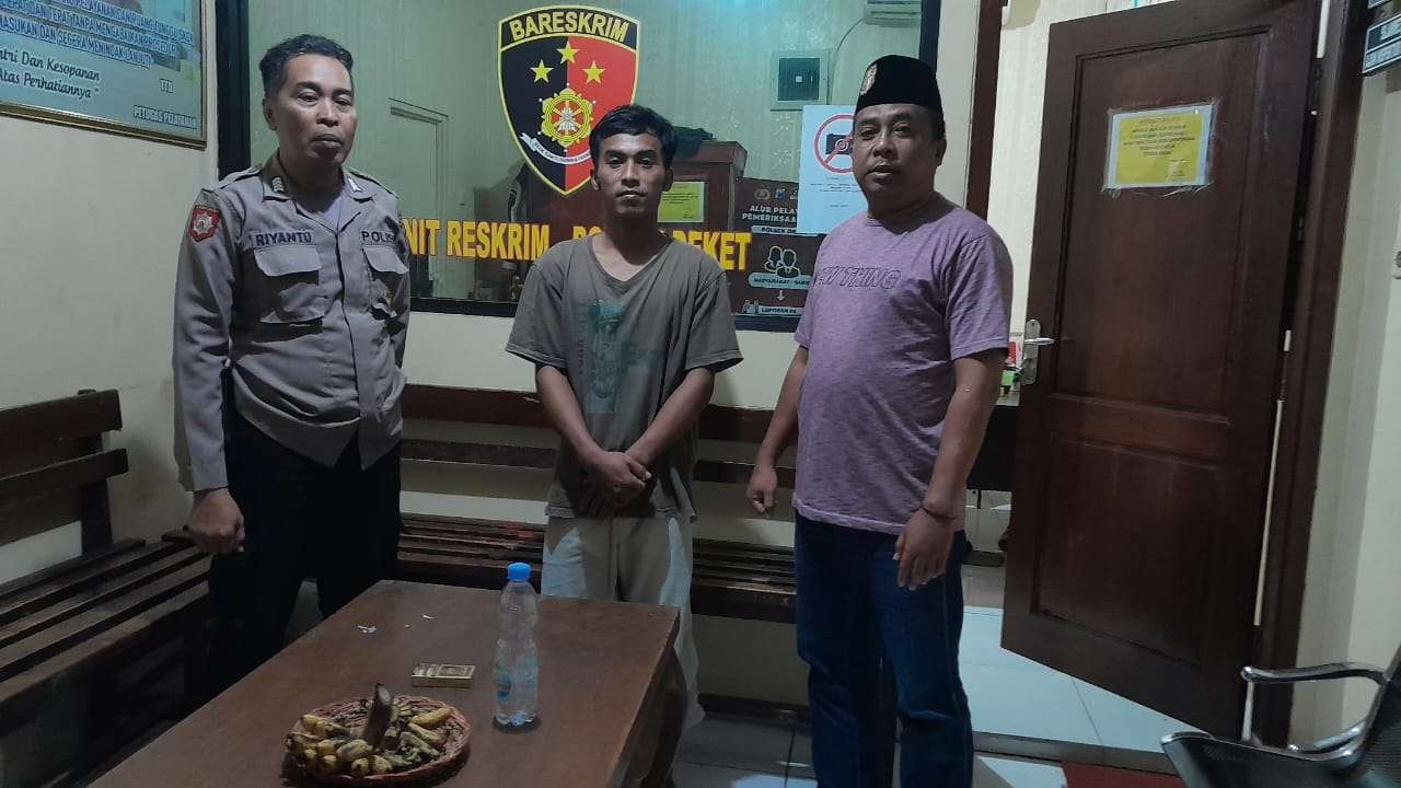 Tersangka Arif Hidayat didampingi anggota Polsek Deket. (Foto: Polsek Deket)