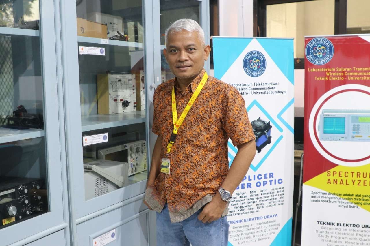 Dosen Teknik Elektro Fakultas Teknik Universitas Surabaya, Djuwari, S.T., Ph.D saat mengungkapkan untung rugi adanya Analog Switch Off. (Foto: Pita Sari/Ngopibareng.id)