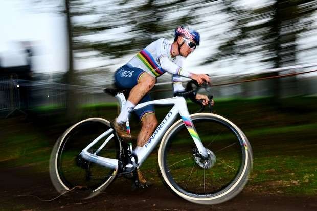 Tom Pidcock menggunakan Pinarello Crossista F edisi world champion. (Foto: Istimewa)