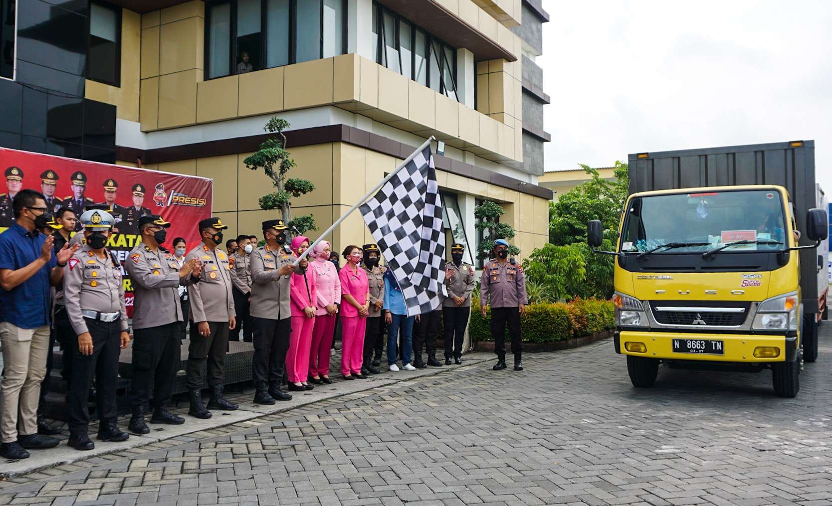 Kapolresta Sidoarjo memberangkat 5 truk bantuan ke Cianjur (Foto: Aini/Ngopibareng.id)