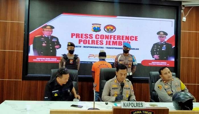 Kapolres Jember AKBP Hery Purnomo saat memaparkan kasus pria yang suka pamer alat vital (Foto: Rusdi/Ngopibareng.id)