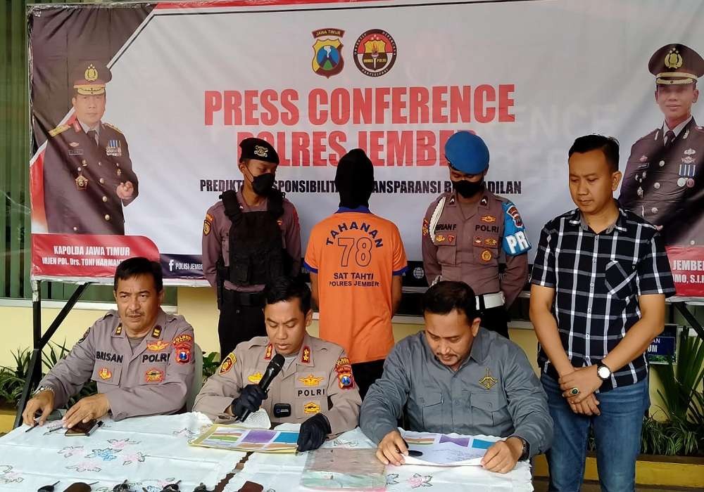 Kapolres Jember AKBP Hery Purnomo saat memaparkan kasus penggelapan 7 unit mobil rental (Foto: Rusdi/Ngopibareng.id)