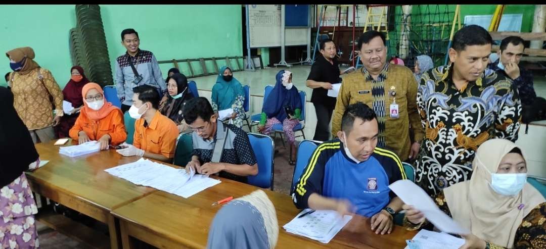 Dinas Sosial (Dinsos) Kota Kediri bantu distribusi bansos Pemerintah Pusat di 25 titik. (Foto: Fendi Lesmana/Ngopibareng.id)