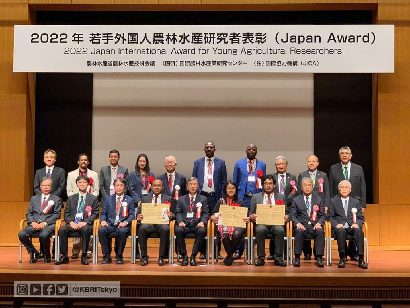 Para peneliti muda yang menerima penghargaan The 2022 Japan International Award for  Young Agricultural Researches dari MAFF Jepang. (Foto: Dokumentasi KBRI)