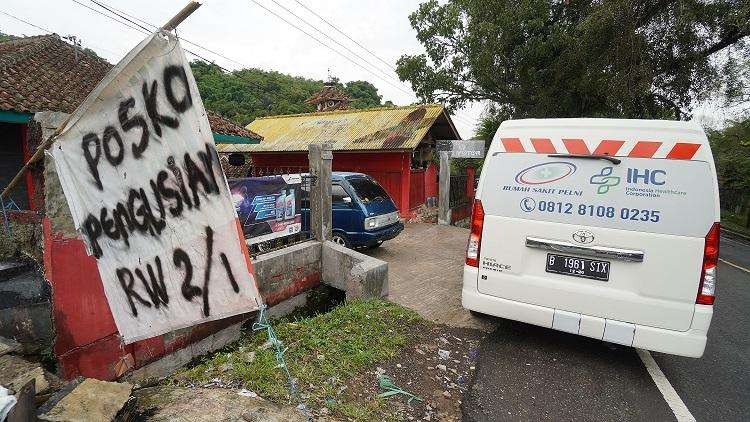 Tim Medis PT Pertamina Bina Medika – Indonesia Healthcare Corporation (Pertamedika IHC) melayani pemeriksaan kesehatan sejumlah masyarakat di Posko Pengungsian di Kampung Tungilis Wetan, Kecamatan Pacet, Kabupaten Cianjur, Kamis 24 November 2022.(Foto: Humas Pertamina)